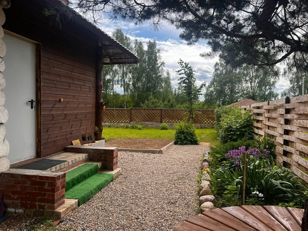 Уютный бревенчатый двухэтажный дом