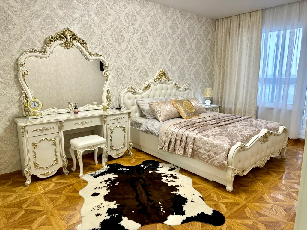 Апартаменты в античном стиле, с джакузи и красивым видом из окна