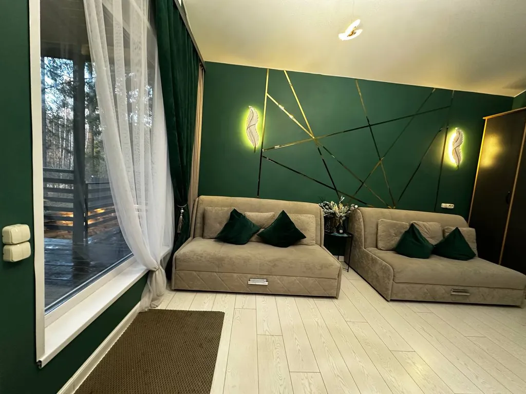 Дом в черте города в лесу