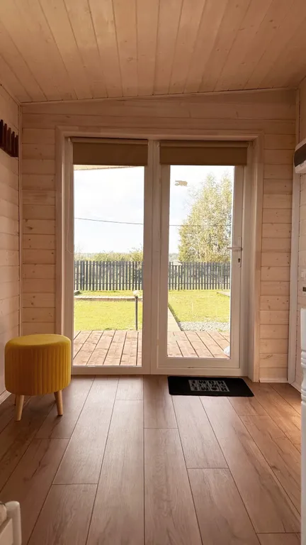 Уютный Белый дом у реки