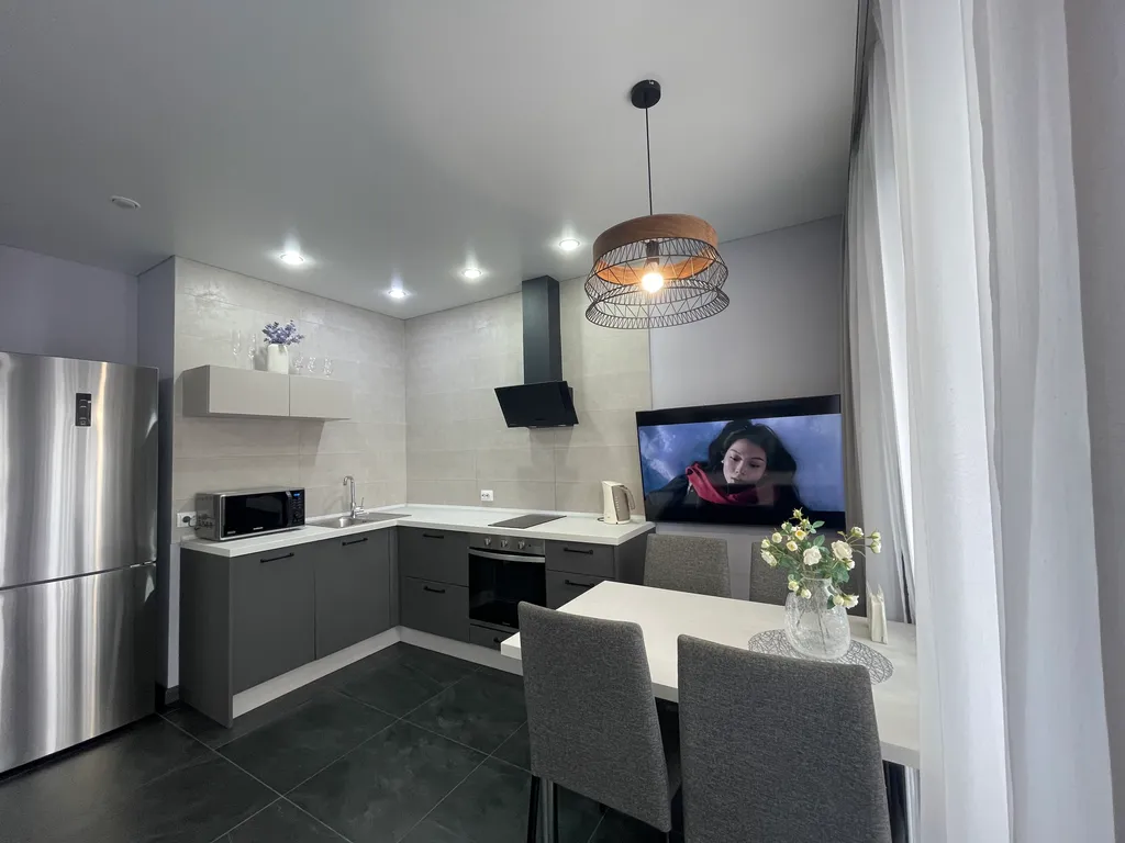 Просторная уютная студия с панорамным остеклением в тихий двор