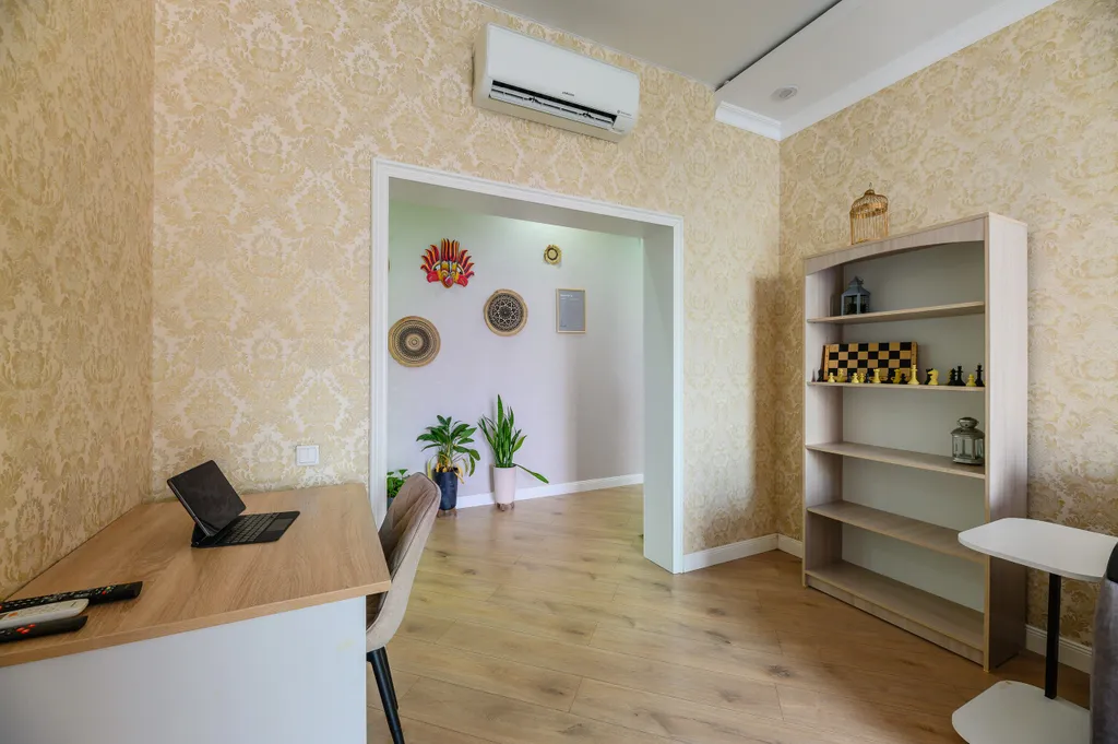 Трехкомнатная квартира с видом на горы в центре города