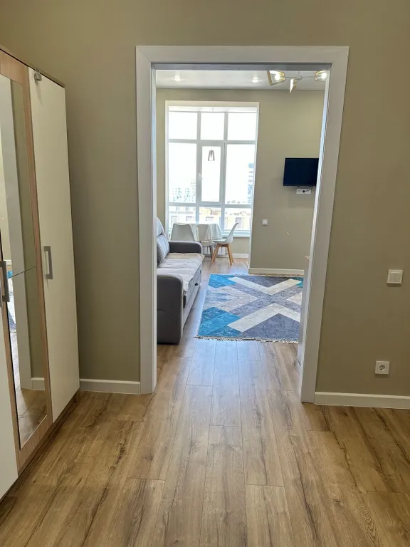 Романтичная светлая квартира с витражными окнами