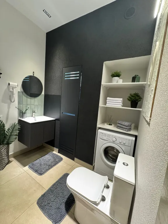 Современная квартира с отдельной спальней в европейском стиле