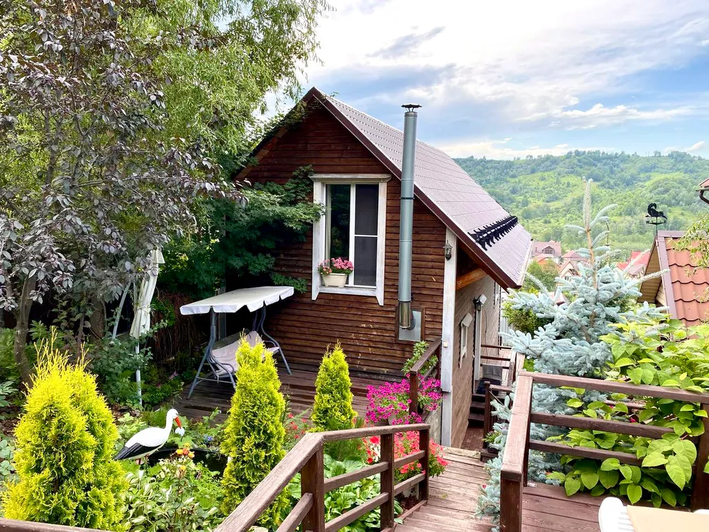 Домик в Горном Алтае с видом на горы