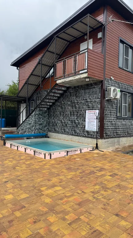 Дом на берегу реки с бассейном и видом