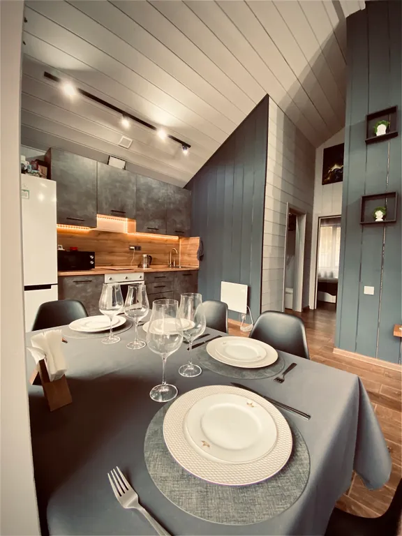 Дом в стиле Barn house в окружении леса