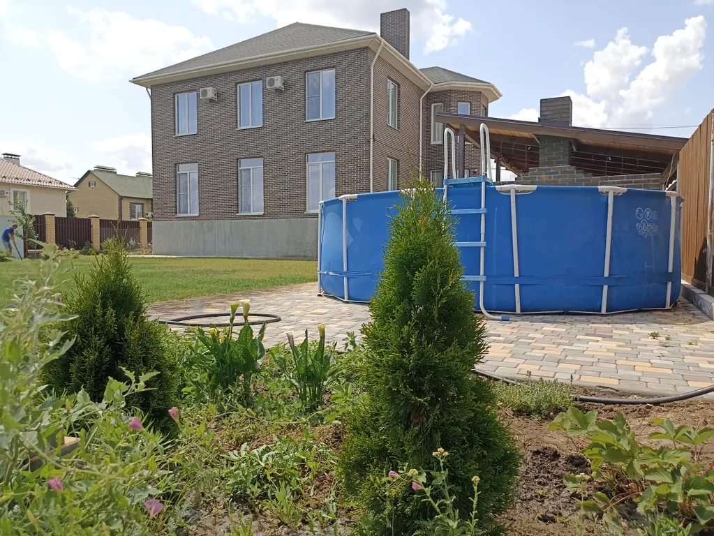 Уютный дом с зеленой лужайкой