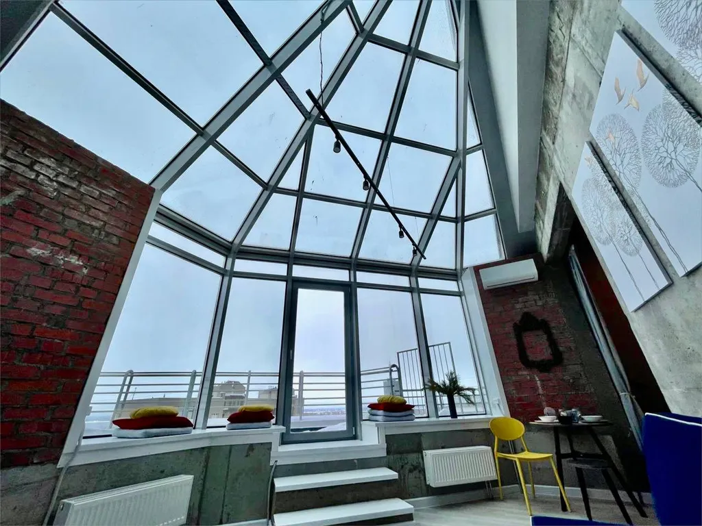 Шикарная квартира с панорамными окнами и террасой рядом с титан ареной