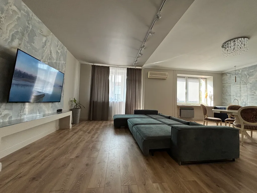 Огромная квартира на набережной