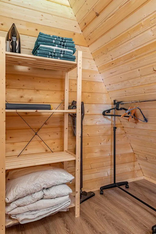 Дом шалаш в окружении леса рядом с озером