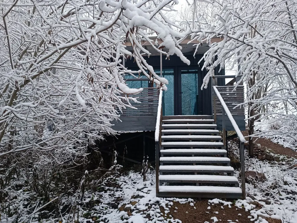 Коттедж с камином и большой террасой