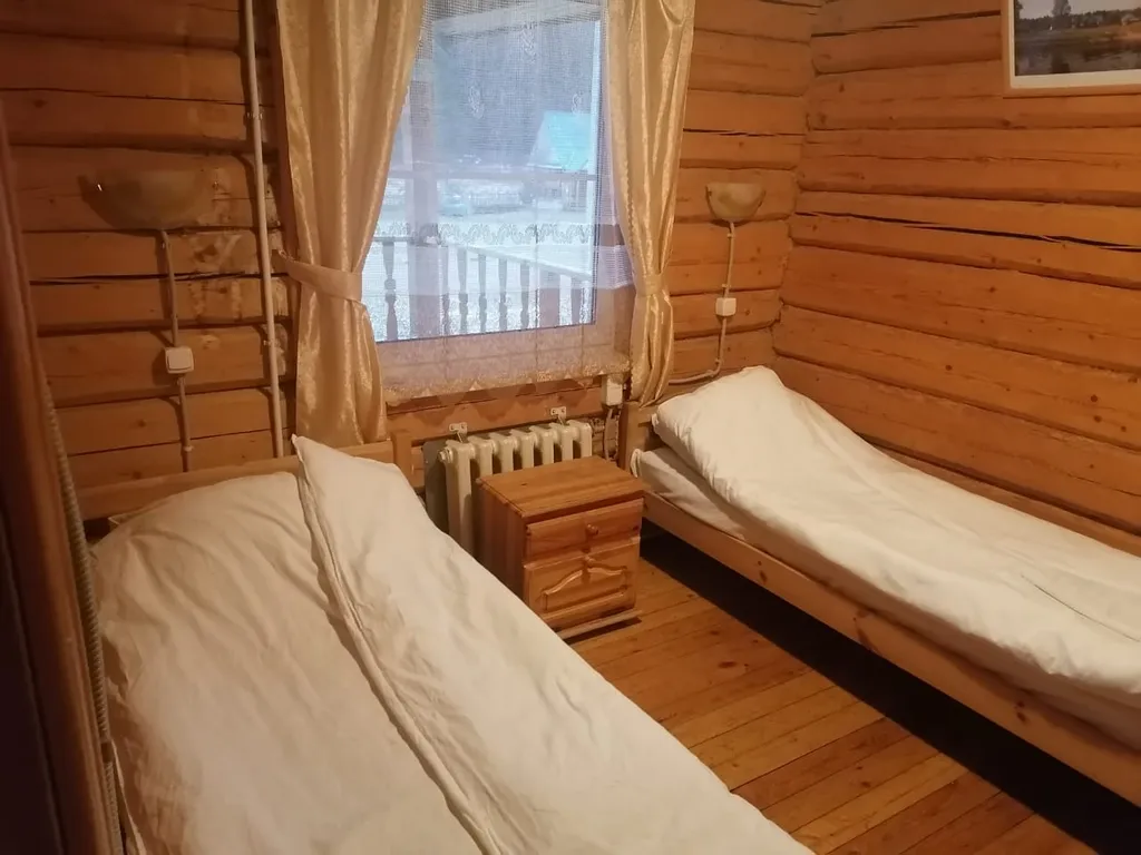 Домики в лесу на берегу реки Волге