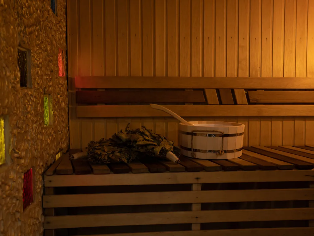 Двухэтажный срубовый гостевой домик с русской баней на дровах и купель