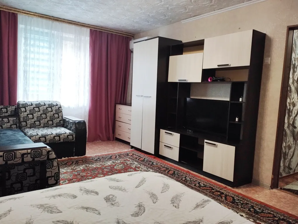 Чиcтaя, уютнaя 1-комнaтная квартирa в центpальнoм pайоне