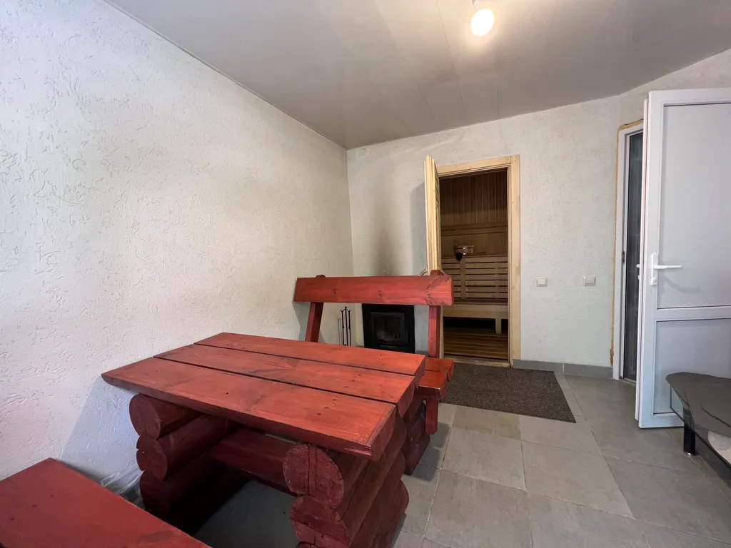 Дом с бассейном и баней