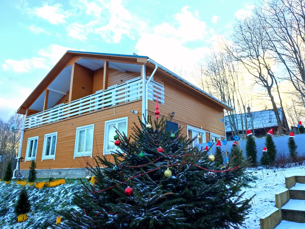 Петербургская дача на холме прямо у озера