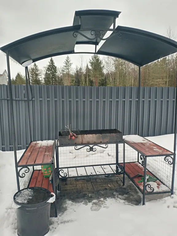 А-фрейм с чаном у леса