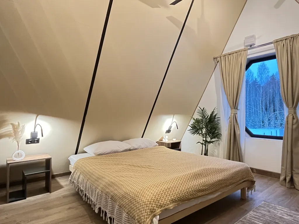 Просторный треугольный дом с джакузи