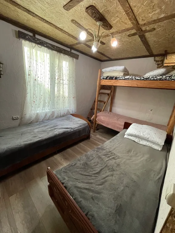 Деревенский домик в лесу