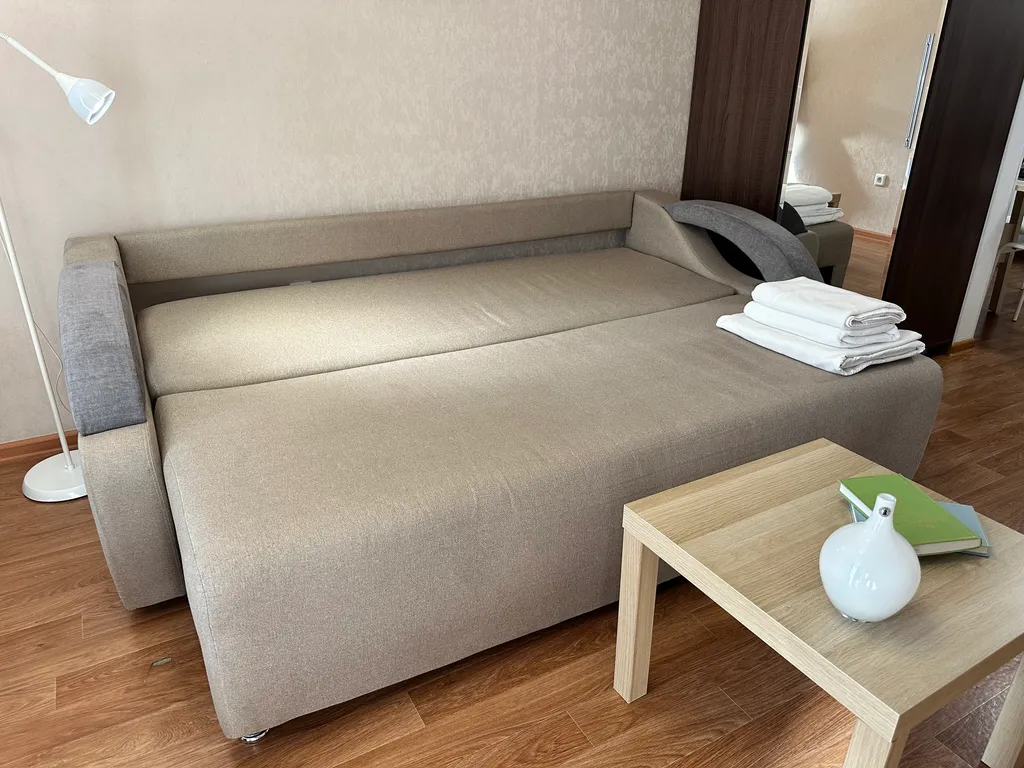 "В Гости!" на Строителей 90Б (1к квартира рядом с Планетой)