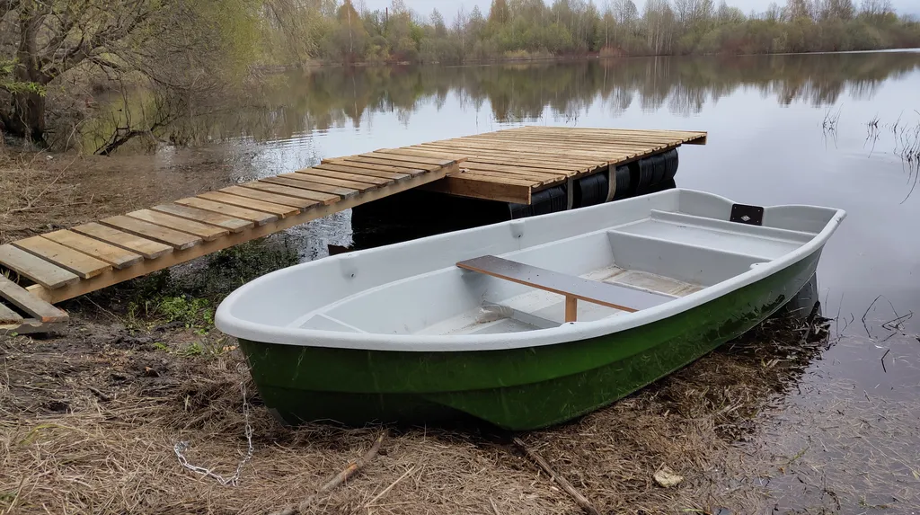 Уютный домик у озера с балконом