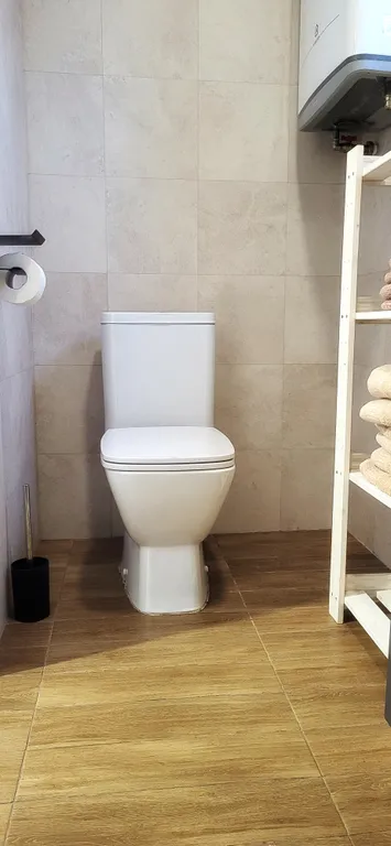 Новый стильный дом, большая лесная территория, недалеко от пруда с пляжем