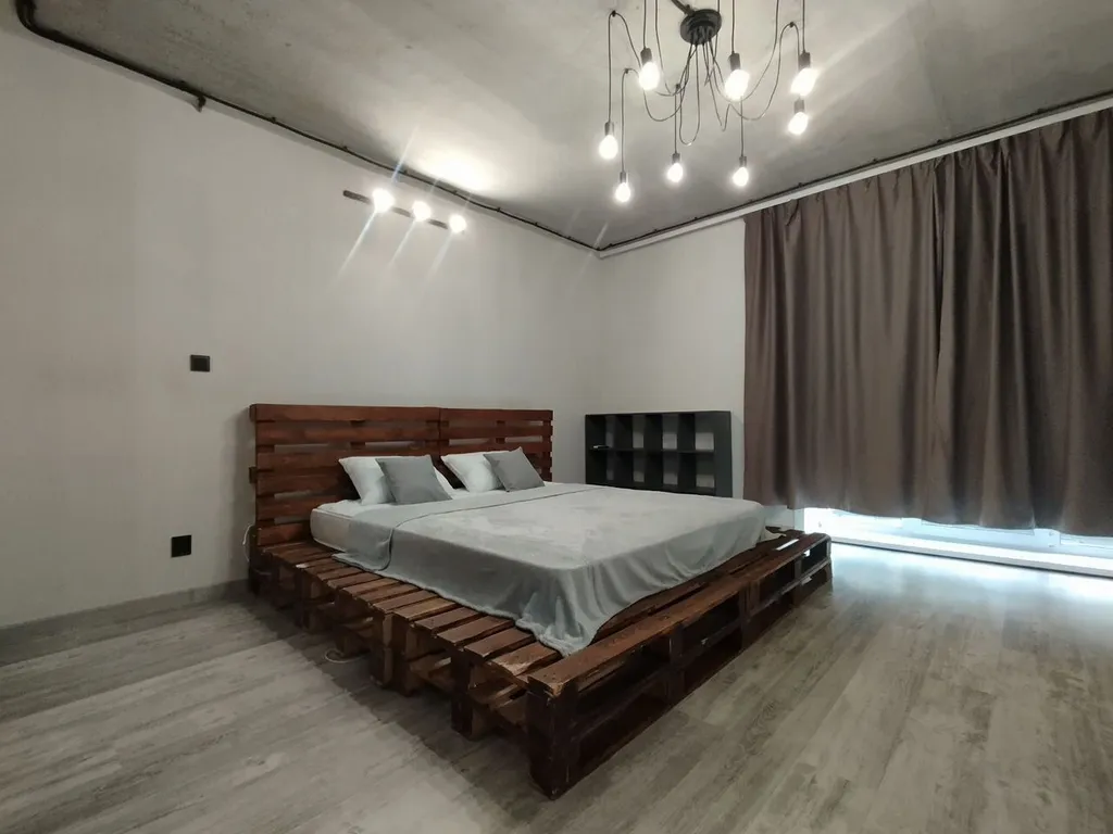 Просторная солнечная стильная студия в современном стиле