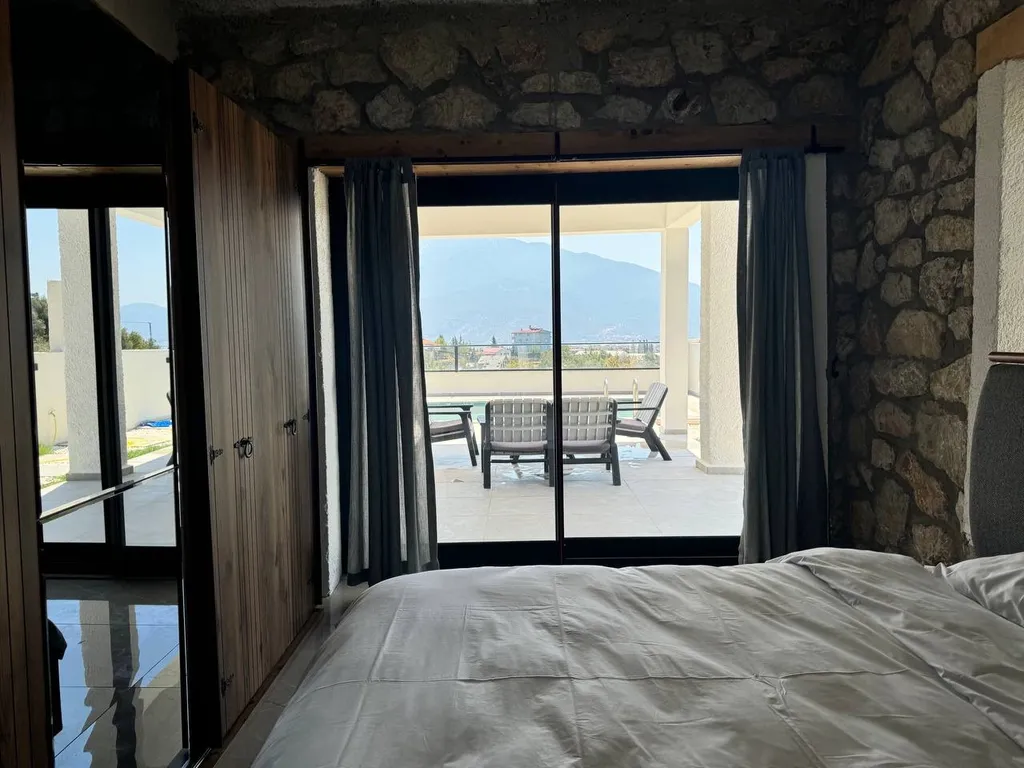 Роскошная вилла с бассейном и видом на горы