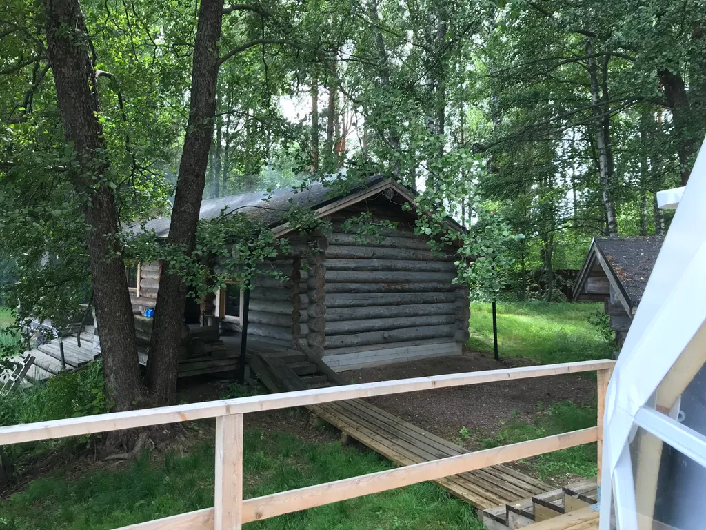 Чудесное место у озера с камином и русской баней