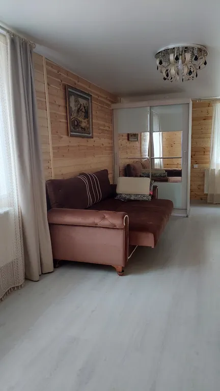 Домик в черте города рядом с озером