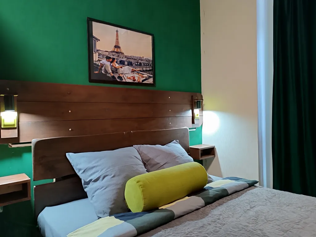 Великолепная студия с интересным дизайном в стиле французского кафе