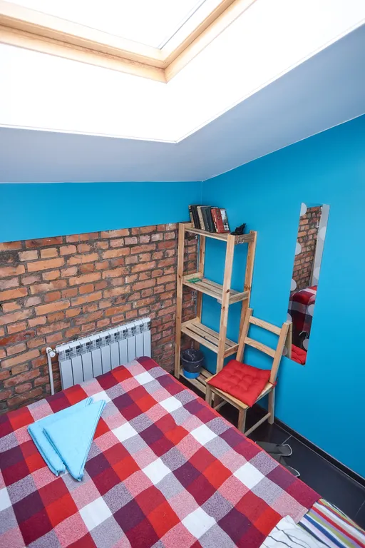 Небольшая, очень уютная, одноместная комната с мансардным окном