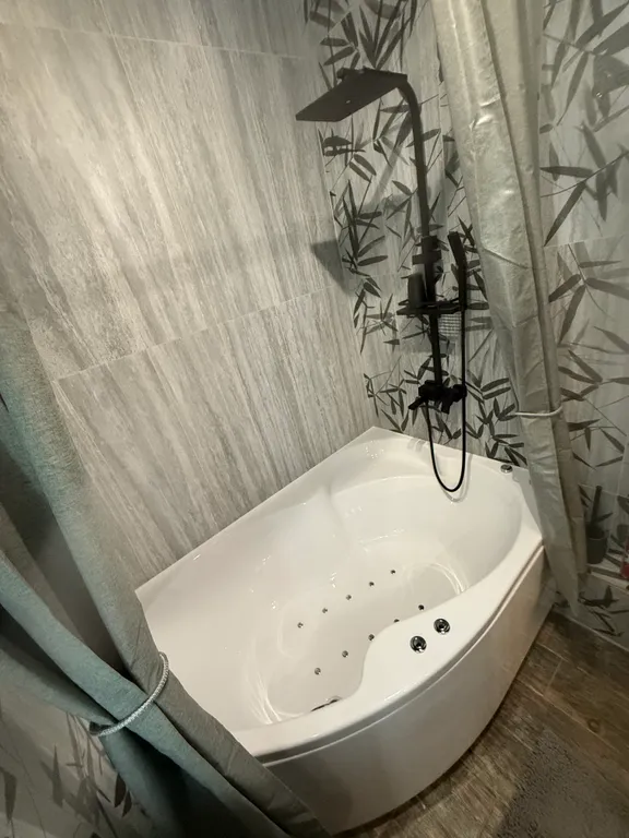 Квартира с водными панелями и джакузи