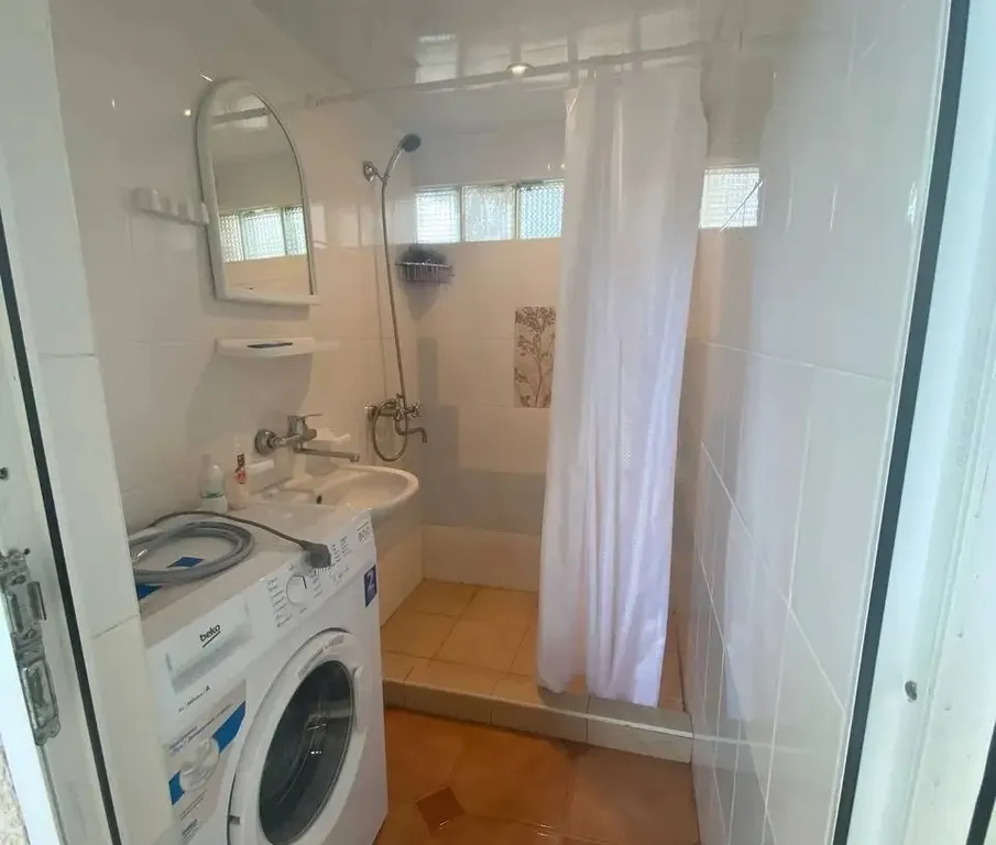 Дoмик с зеленым садом