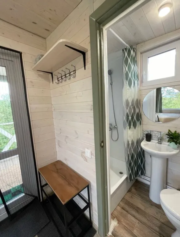 Атмосферный домик вдали от городской суеты