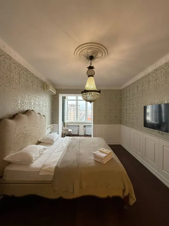 Квартира с видом на горы, город и храм Святого Георгия от Juls Apart