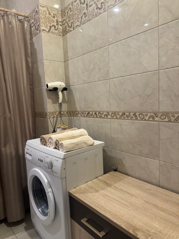 Классическая , стильная студия напротив Центрального Стадиона.