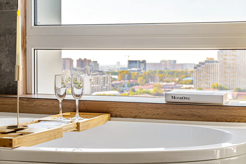 VIP-студия с роскошной ванной у панорамного окна