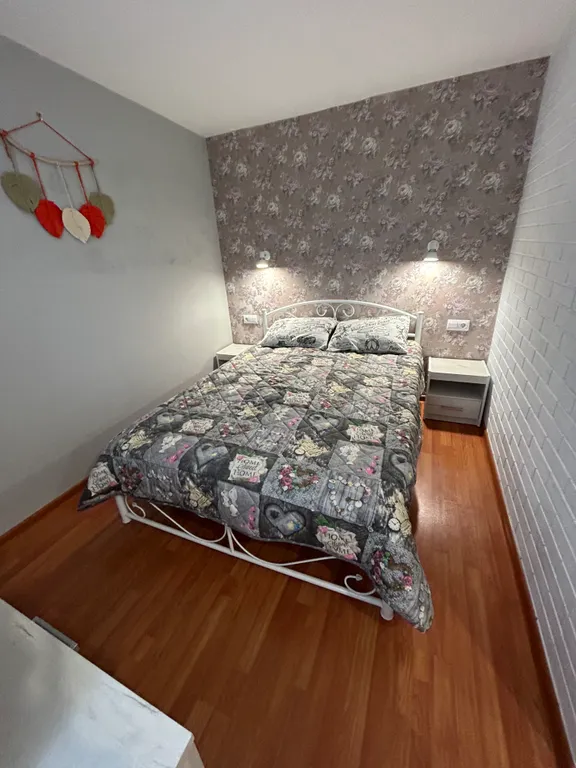 Небольшой уютный домик у пруда