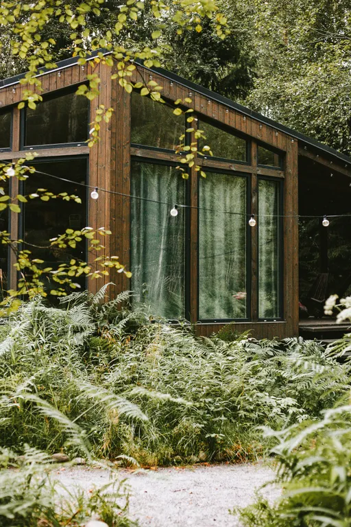 Уютный дом в лесу