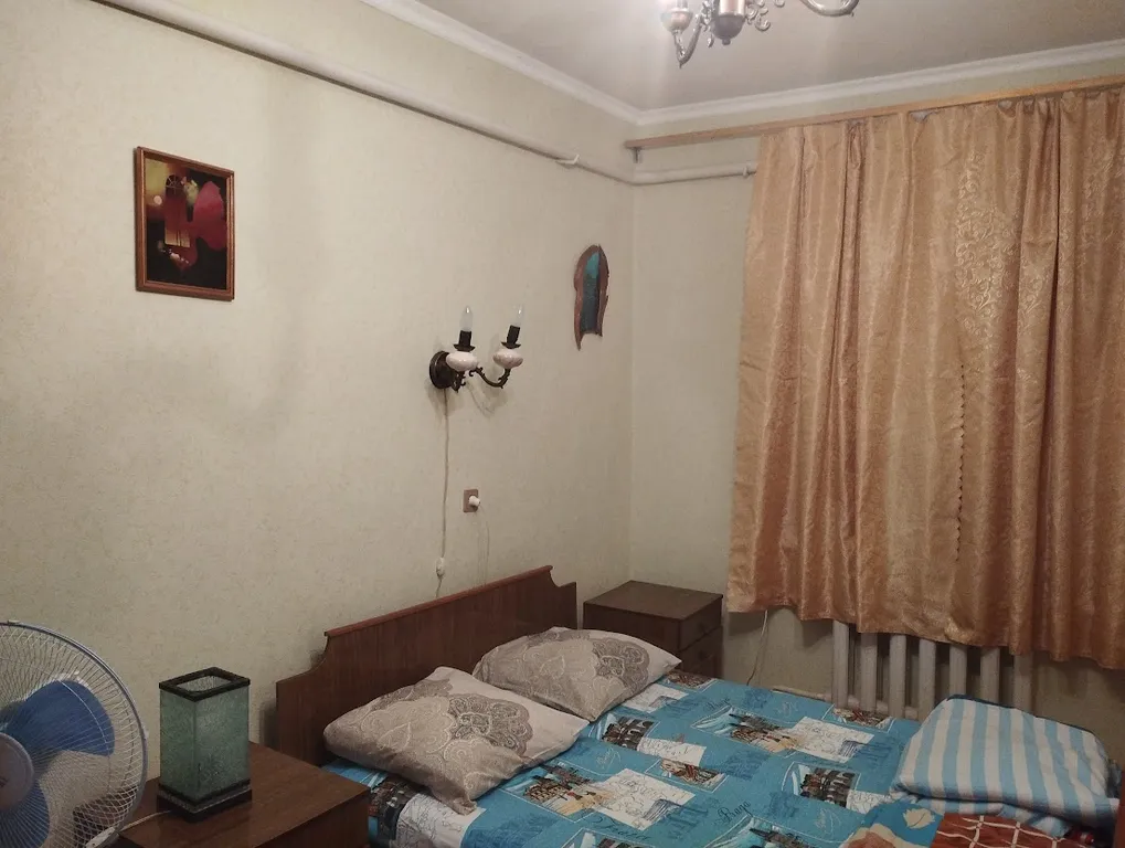 Светлая комната с видом на осенний сад