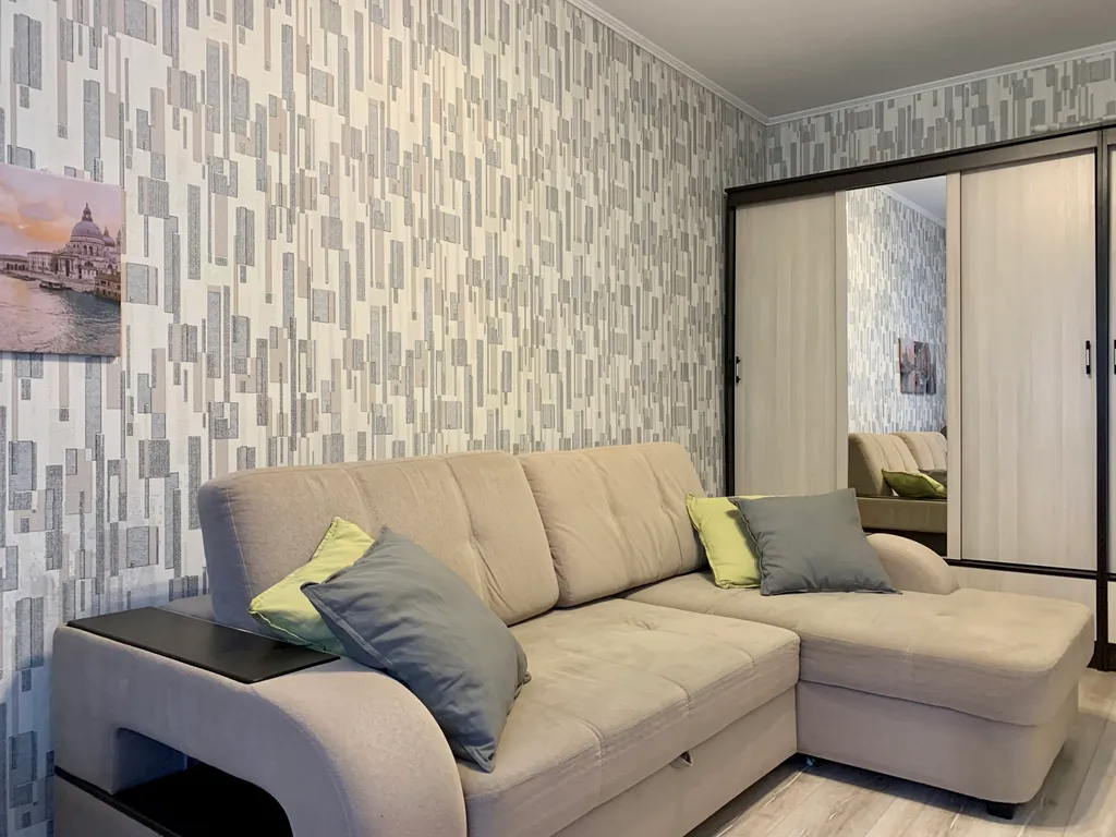 Двухкомнатная квартира возле метро.