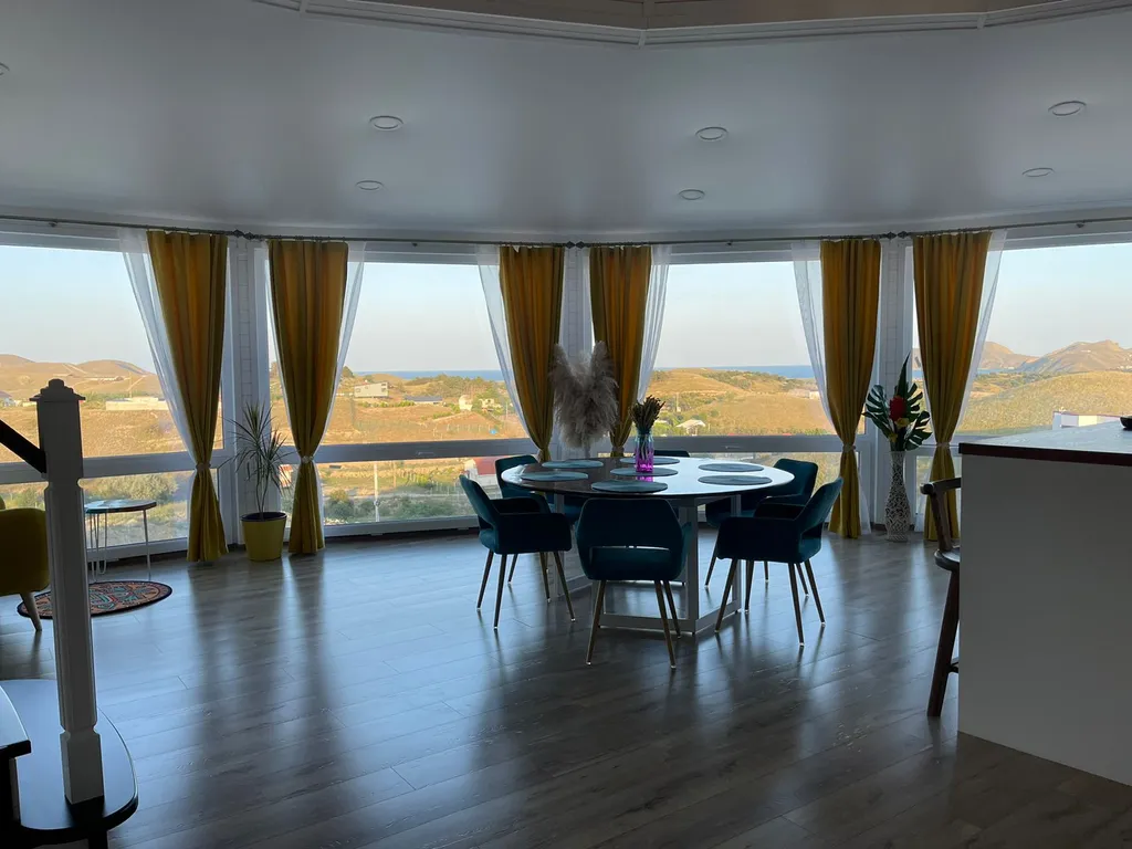 Купольный дом с видом на горы и море