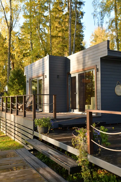 Дом на семью или компанию в лесу у большой воды