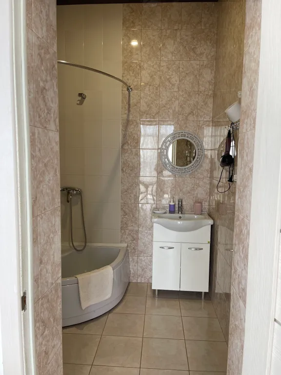 Четырёхместный номер люкс с балконом С видом на город и горы