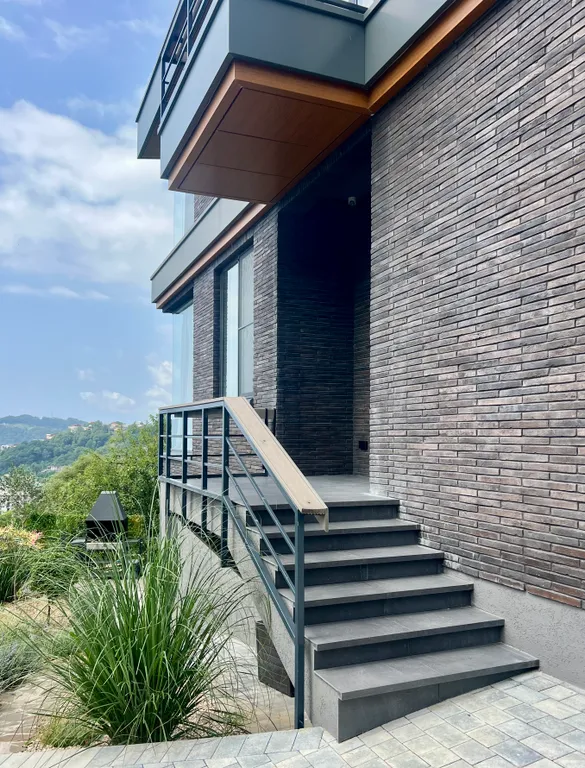 Новый стильный дом с видом на море