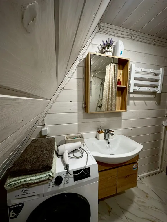 Дом А-фрейм на берегу озера