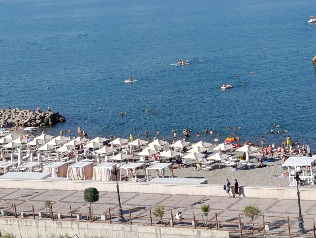 Новая евро-двушка с панорамным видом на море и пляж перед домом