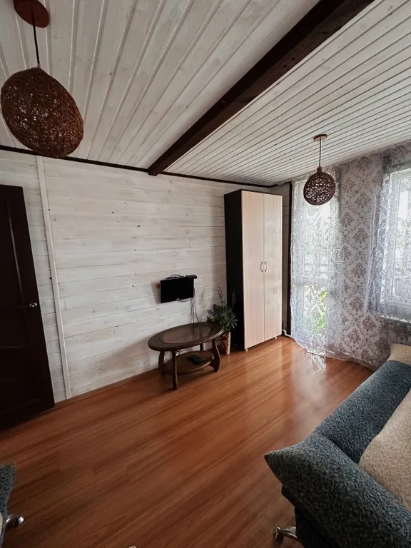 Двухэтажный дом на берегу реки Волга